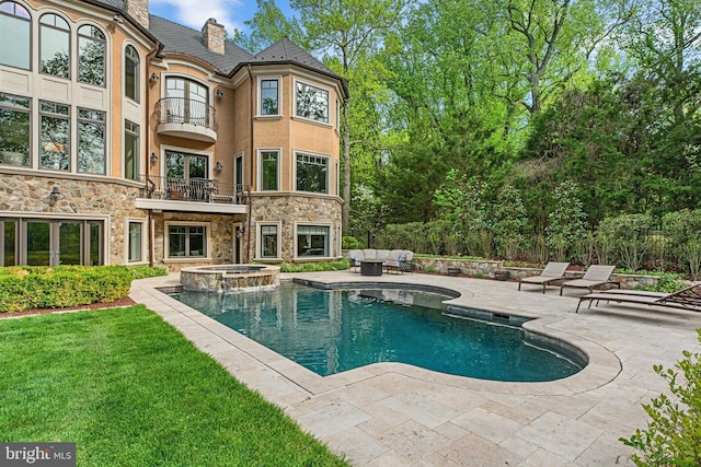 840 Childs Point Rd, Annapolis, MD 21401 - view of pool featuring a lawn, a patio, and a pool with connected hot tub