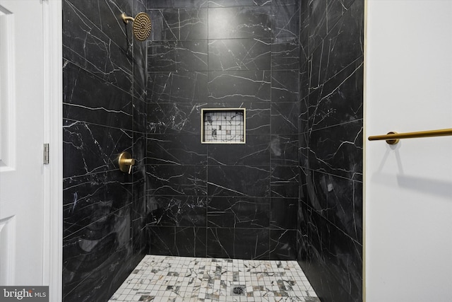 bathroom featuring a tile shower
