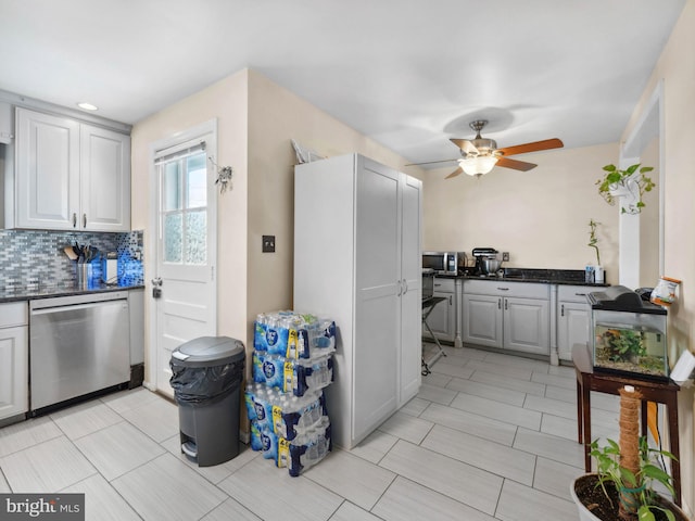 kitchen with stainless steel appliances, ceiling fan, and tasteful backsplash