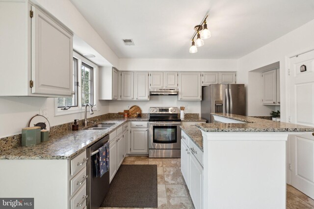 14724 Flower Hill Dr, Centreville, VA 20120 - kitchen with a sink, stainless steel appliances, visible vents, under cabinet range hood, and a center island