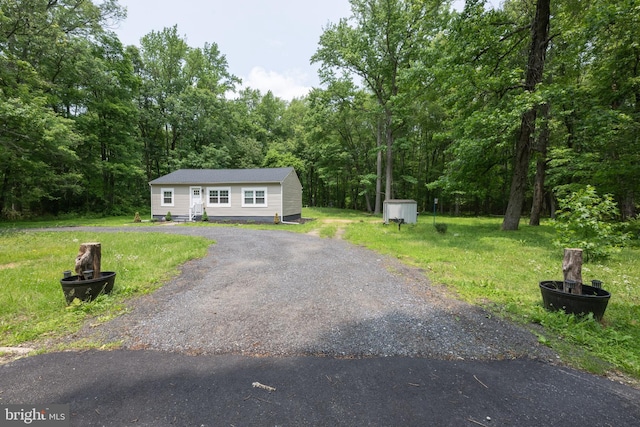 179 Mannington Yorketown Rd, Woodstown, NJ 08098 - view of front facade featuring a wooded view, a front yard, and an outbuilding