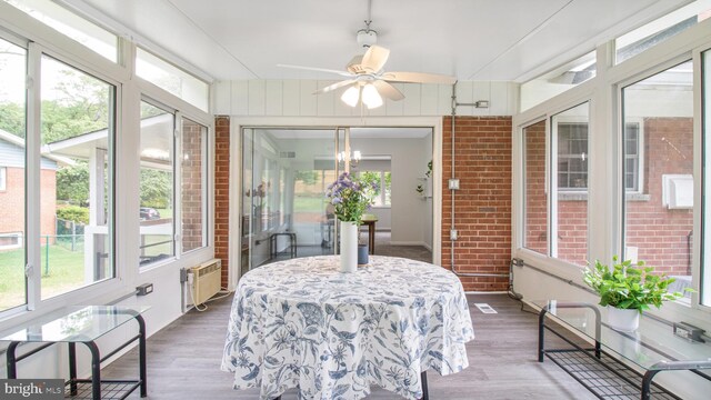 sunroom with ceiling fan