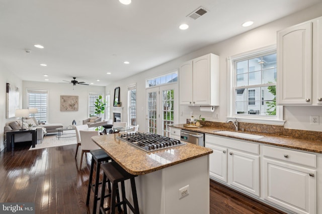 kitchen with visible vents, a healthy amount of sunlight, stainless steel appliances, and a sink
