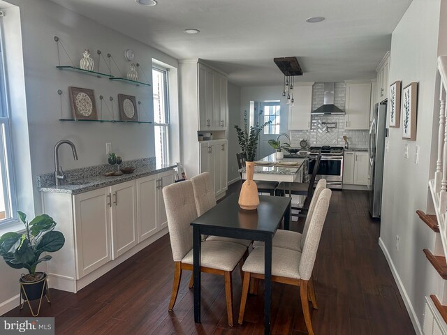 dining room featuring baseboards, visible vents, dark wood-style floors, and recessed lighting