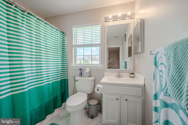 full bathroom with a shower with shower curtain, toilet, and vanity