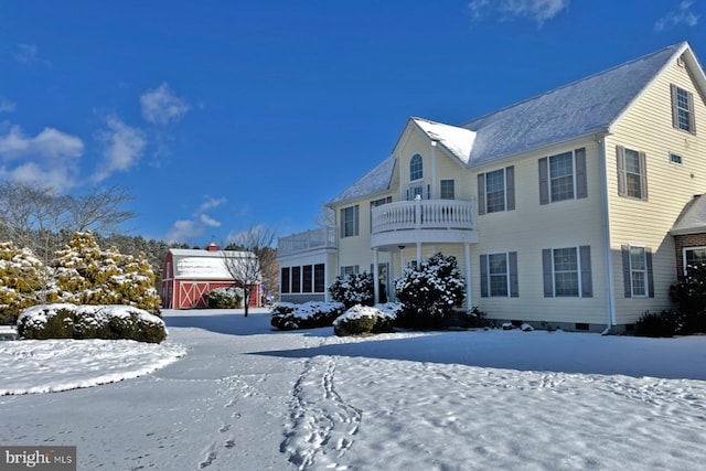 view of front of home featuring a balcony