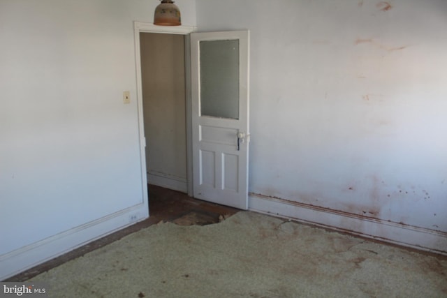 empty room featuring baseboards