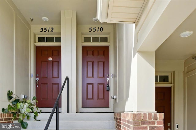 property entrance featuring a porch