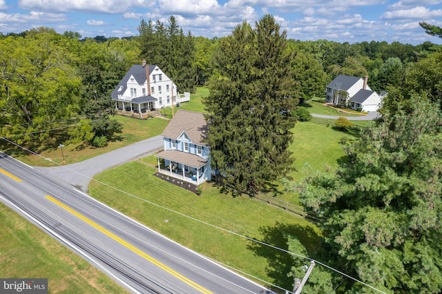 birds eye view of property featuring a wooded view