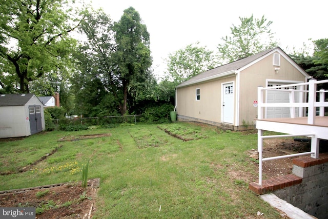 view of yard with an outbuilding
