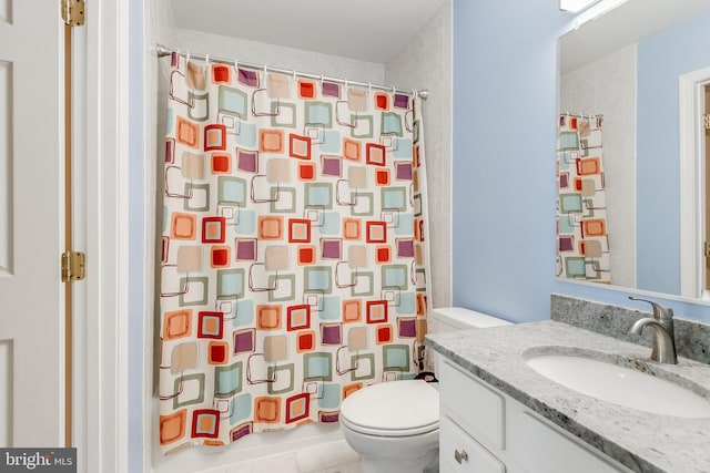 full bathroom featuring vanity, curtained shower, and toilet