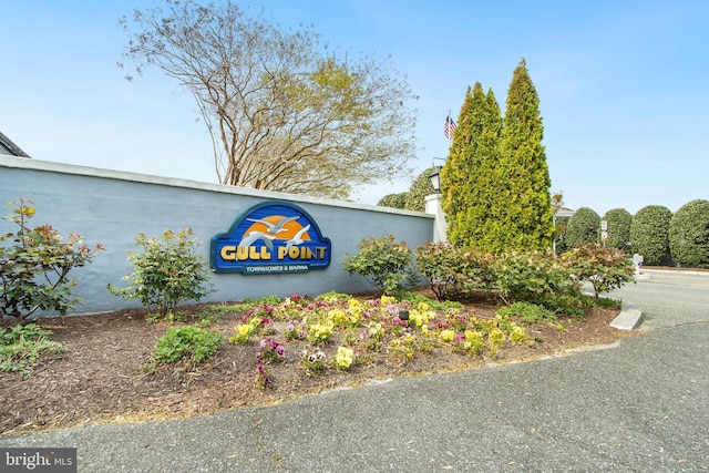view of community / neighborhood sign