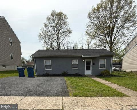 426 Carver Dr, Wilmington, DE 19801 - view of front of house with driveway and a front lawn