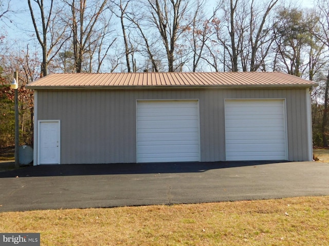 view of detached garage