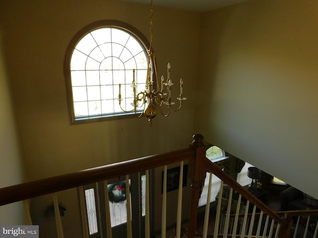 room details featuring an inviting chandelier
