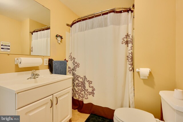 4315 Washington Blvd, Halethorpe, MD 21227 - full bath with toilet, vanity, and a shower with shower curtain