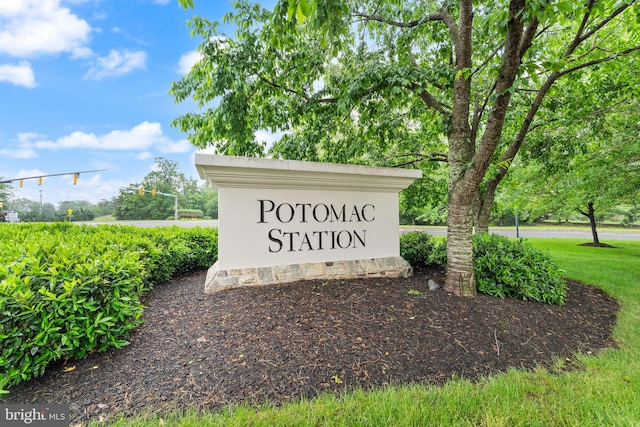 view of community / neighborhood sign