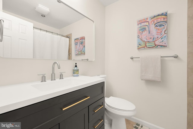 full bath with vanity, toilet, tile patterned floors, a shower with shower curtain, and baseboards