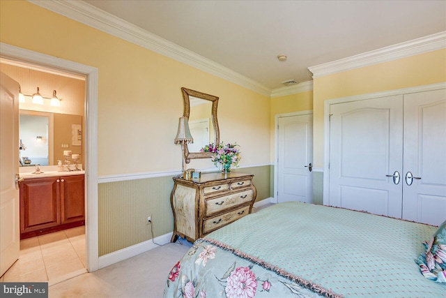 6 Ridgeview Way, Allentown, NJ 08501 - bedroom featuring a sink, wainscoting, baseboards, ornamental molding, and visible vents