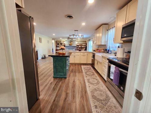 28964 Waller Rd, Delmar, MD 21875 - kitchen featuring a peninsula, light wood-style floors, visible vents, appliances with stainless steel finishes, and recessed lighting