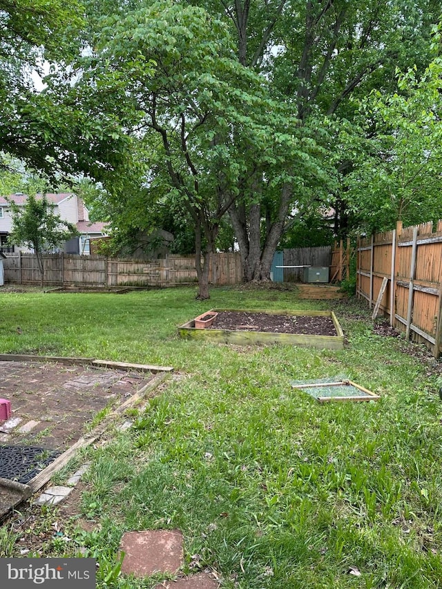 1207 Sunrise Ct, Herndon, VA 20170 - view of yard with a garden