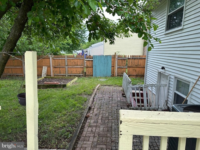 1207 Sunrise Ct, Herndon, VA 20170 - view of yard with a garden
