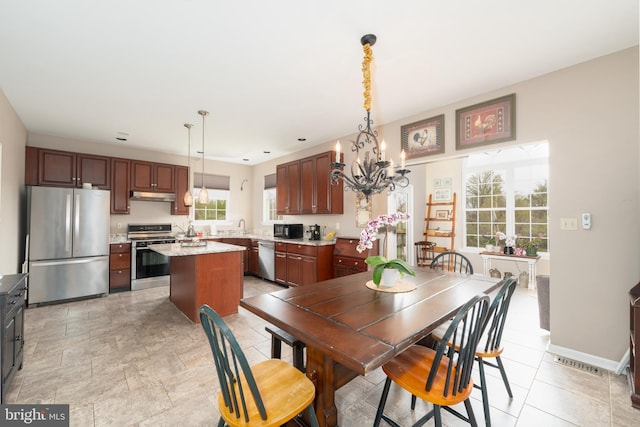 dining room with visible vents, baseboards, and an inviting chandelier