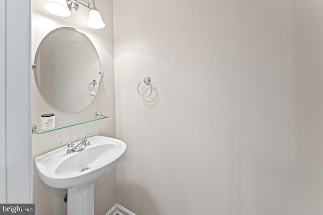 bathroom featuring a sink