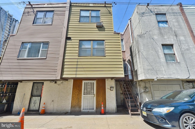 townhome / multi-family property featuring stucco siding