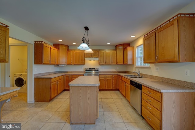 170 Otter Way, Frederica, DE 19946 - kitchen featuring stainless steel appliances, under cabinet range hood, washer / dryer, light countertops, and a kitchen island