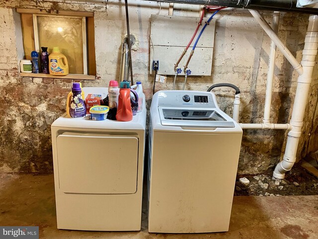 laundry room with laundry area and washer and clothes dryer