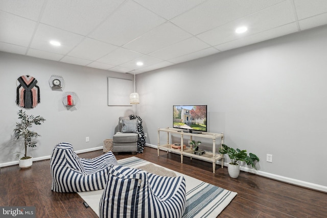 living area featuring recessed lighting, baseboards, and wood finished floors