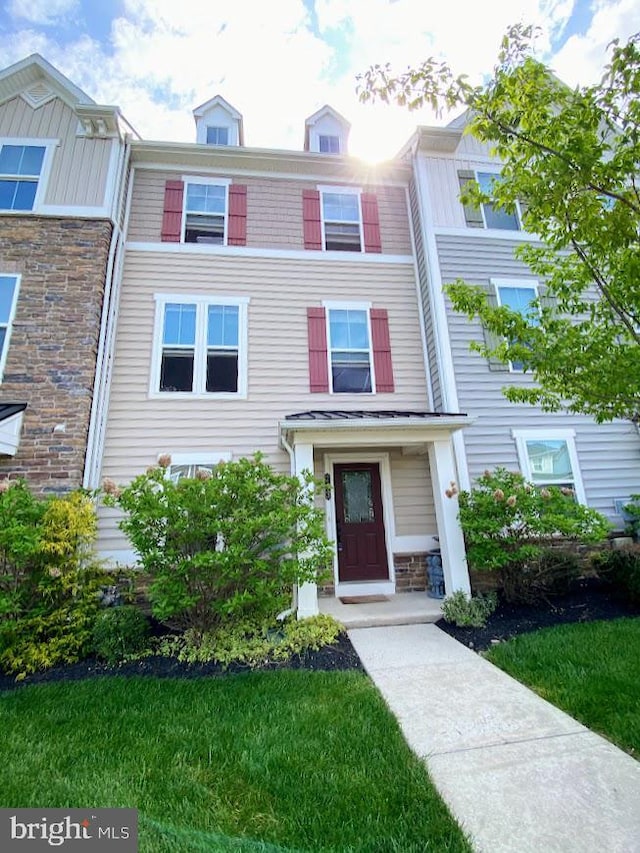 multi unit property featuring stone siding