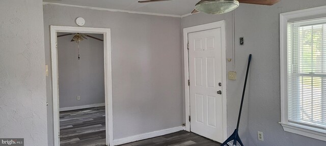 foyer featuring crown molding, a ceiling fan, baseboards, and dark wood-style flooring