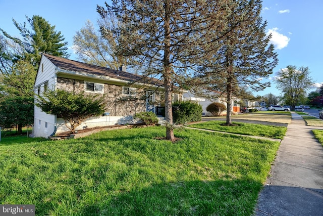 view of front facade with a front yard
