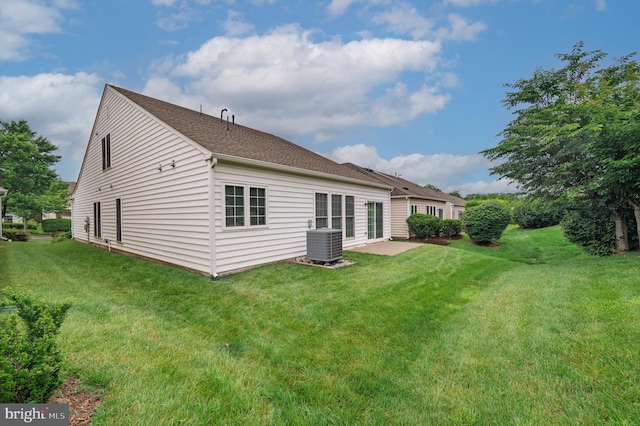 20449 Rosses Point Ct, Ashburn, VA 20147 - rear view of property featuring a lawn and a patio area