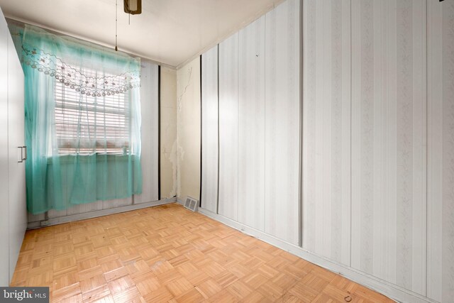 unfurnished room with visible vents and ceiling fan with notable chandelier