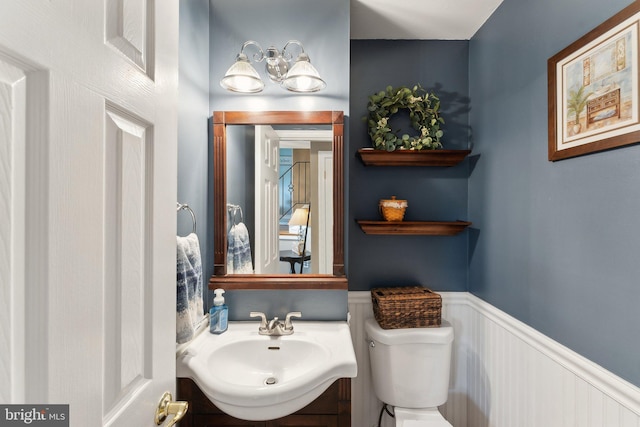 8807 Falkstone Ln, Alexandria, VA 22309 - bathroom with wainscoting, vanity, and toilet
