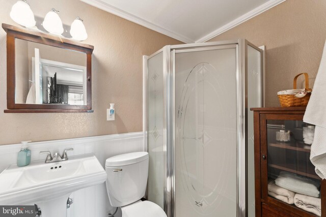 8807 Falkstone Ln, Alexandria, VA 22309 - full bathroom featuring ornamental molding, a shower stall, a sink, wainscoting, and toilet
