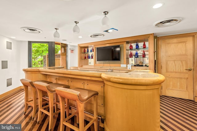 bar with visible vents, carpet, bar, and baseboards