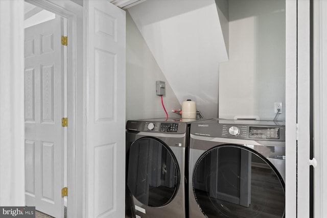 washroom featuring washing machine and clothes dryer