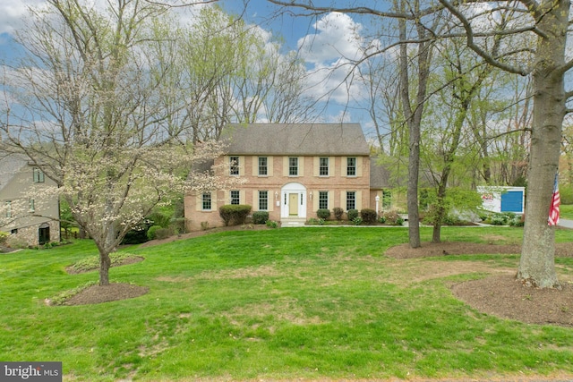 colonial house featuring a front yard