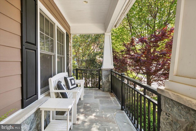 balcony featuring covered porch