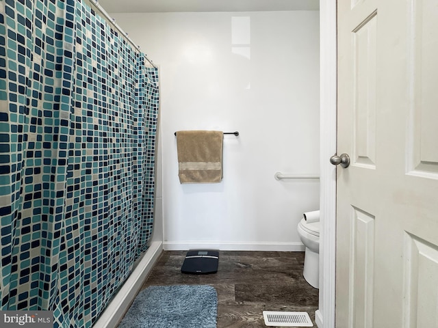 353 Kerrsville Rd, Carlisle, PA 17015 - full bath with toilet, a shower with shower curtain, visible vents, and baseboards