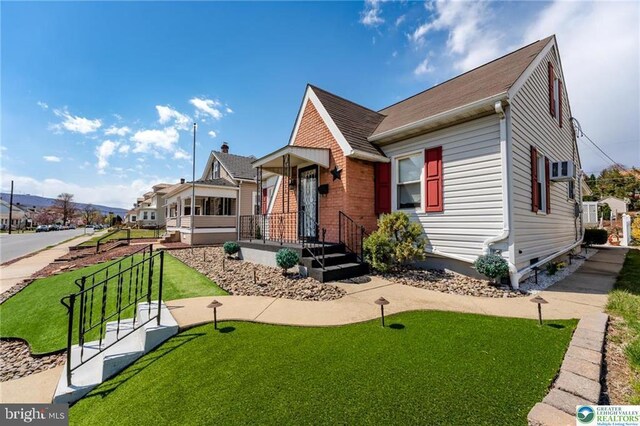 view of front of house featuring a front yard