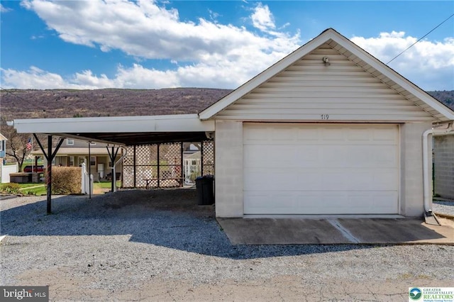 view of front of property with an outdoor structure