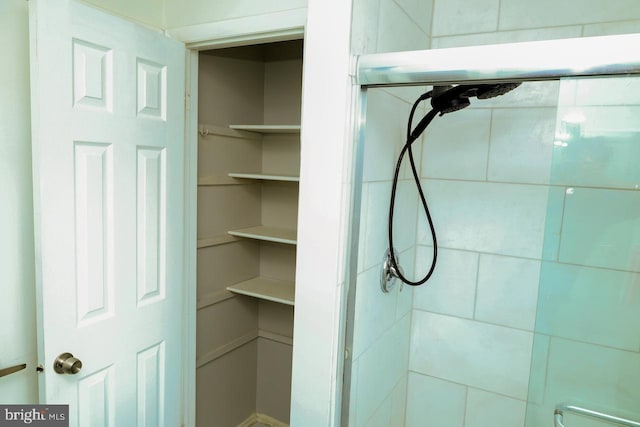 full bathroom featuring tiled shower