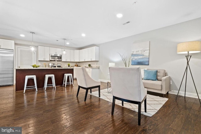 living room featuring baseboards, dark wood-type flooring, recessed lighting, and visible vents
