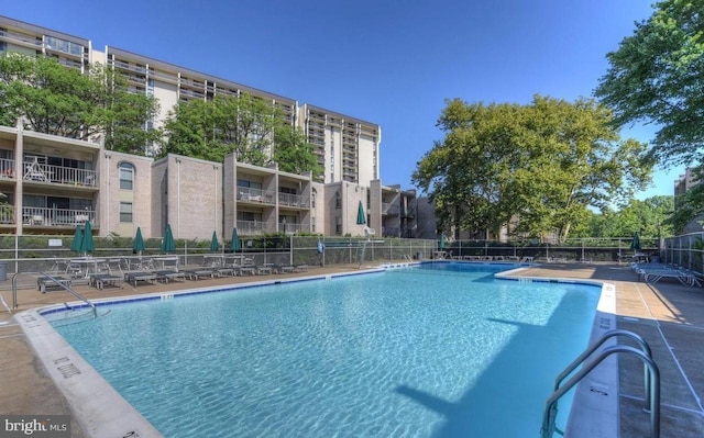 18 Canterbury Sq Unit 302, Alexandria, VA 22304 - pool featuring fence