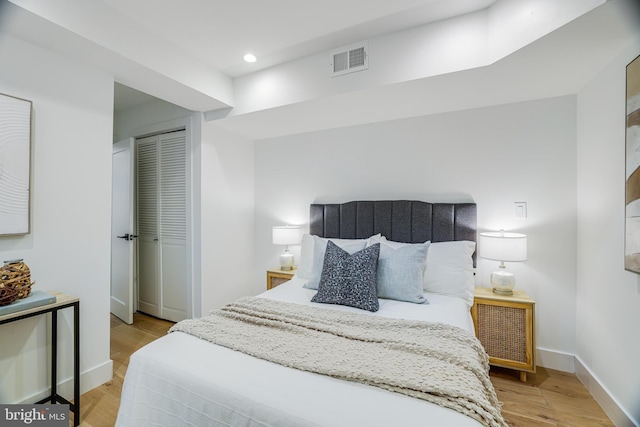 bedroom featuring baseboards, visible vents, recessed lighting, and light wood-style floors